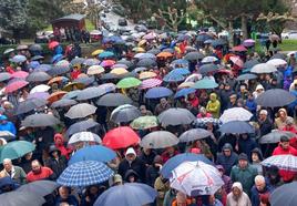 Concentración de protesta de los vecinos de Villabllino para exigir a la Junta más médicos.