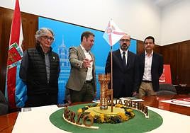 La escultura del castillo, obra de Rogelio Pacios, presidirá la entrada a Ponferrada desde Montearenas.