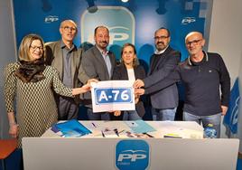 El alcalde de Ponferrada, Marco Morala (2D), reivindicó la A-76 junto a cargos políticos del PP gallego en O Barco de Valdeorras.