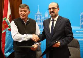 El alcalde de Ponferrada (D) junto al presidente de la AECC (I), durante la firma del protocolo de 'Espacios sin humo'.