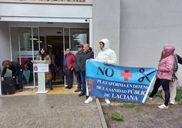 Miembros de la Plataforma en Defensa de la Sanidad Pública del Bierzo y Laciana en la concentración de protesta en Villablino por la la falta de médicos.