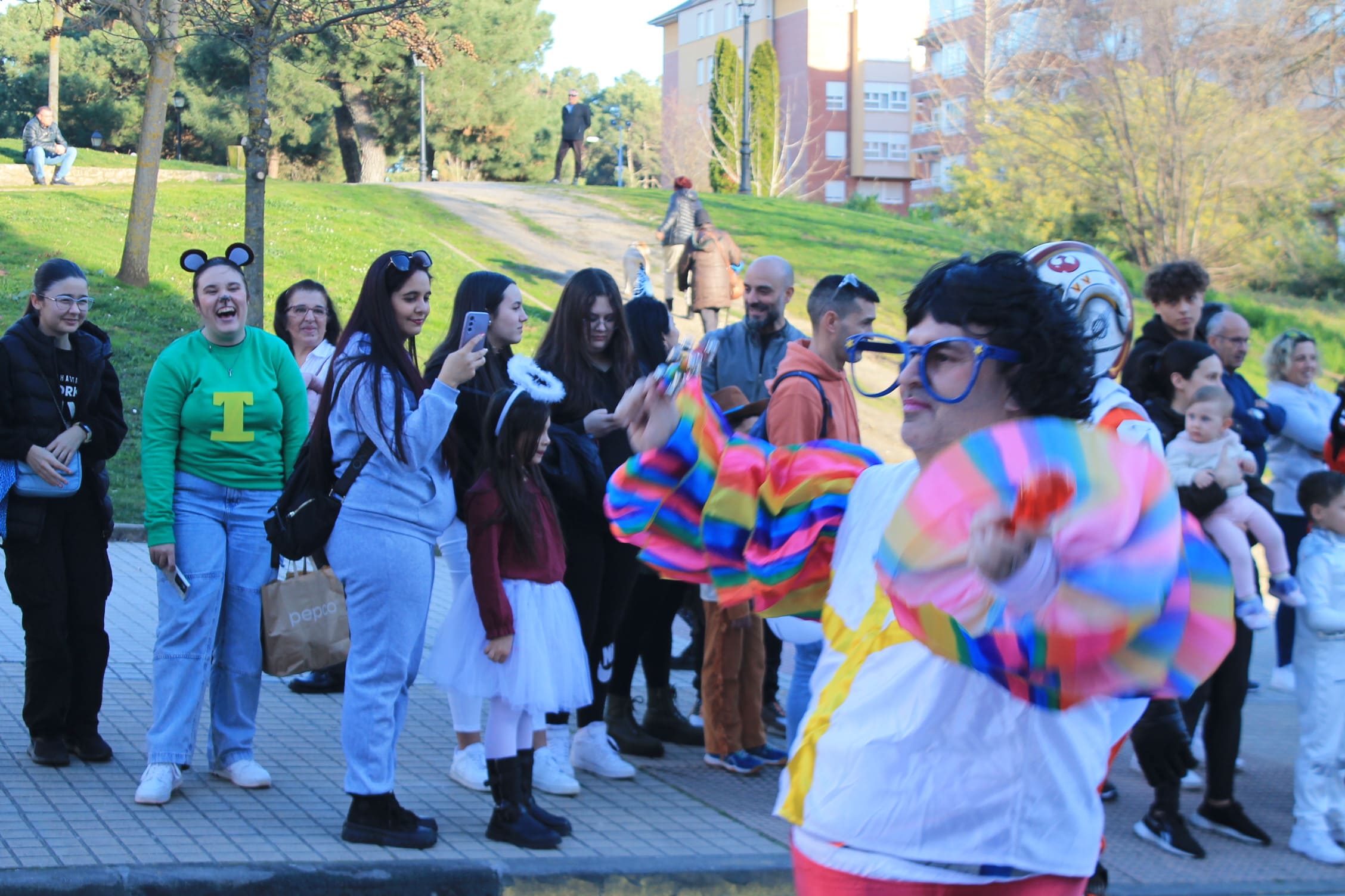 Pitufos, brujas, Mickey Mouse y Lola Flores, en el carnaval de Ponferrada