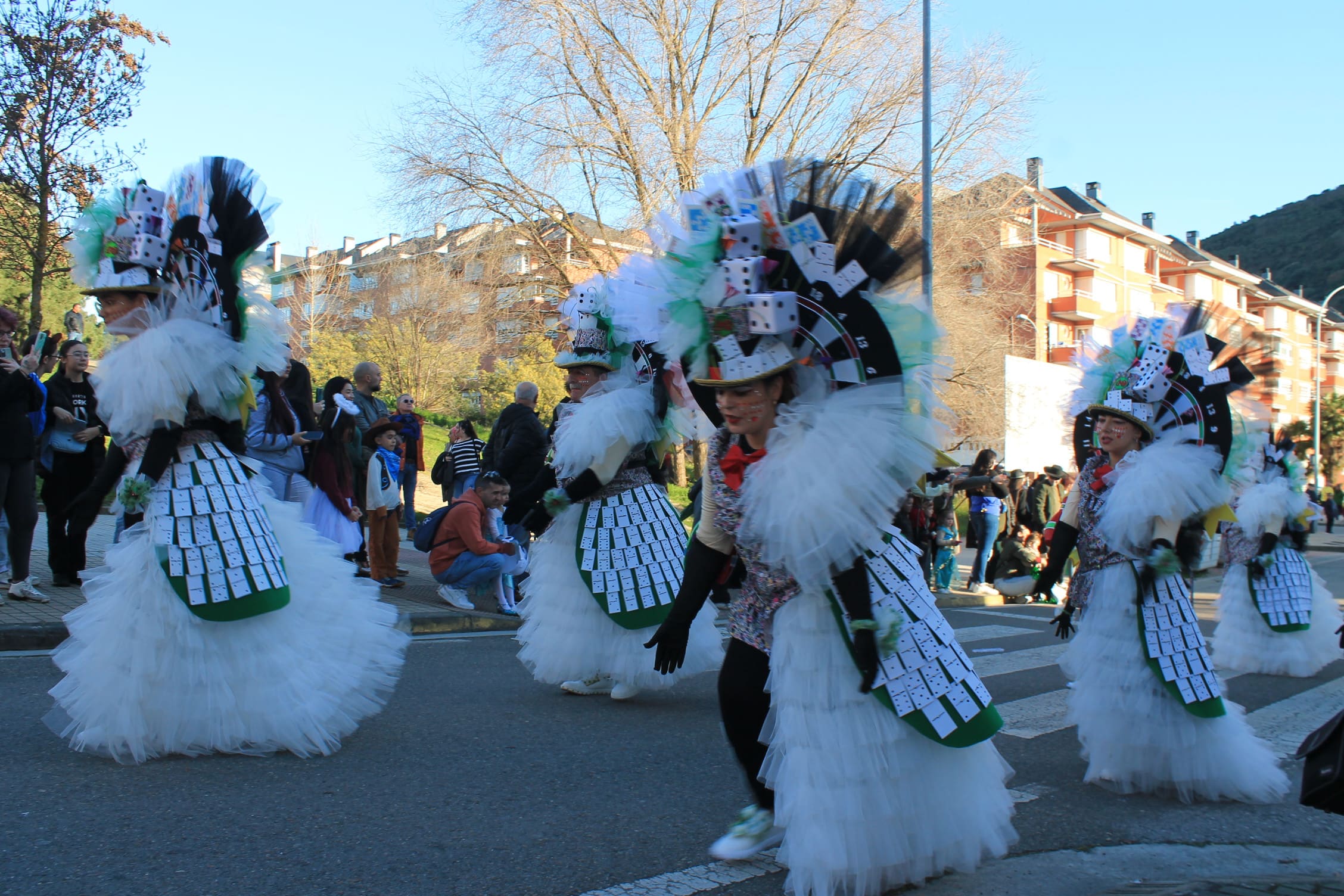 Pitufos, brujas, Mickey Mouse y Lola Flores, en el carnaval de Ponferrada