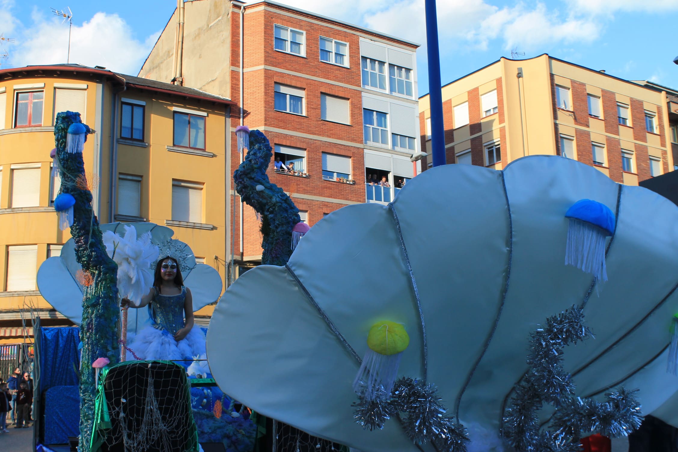 Pitufos, brujas, Mickey Mouse y Lola Flores, en el carnaval de Ponferrada