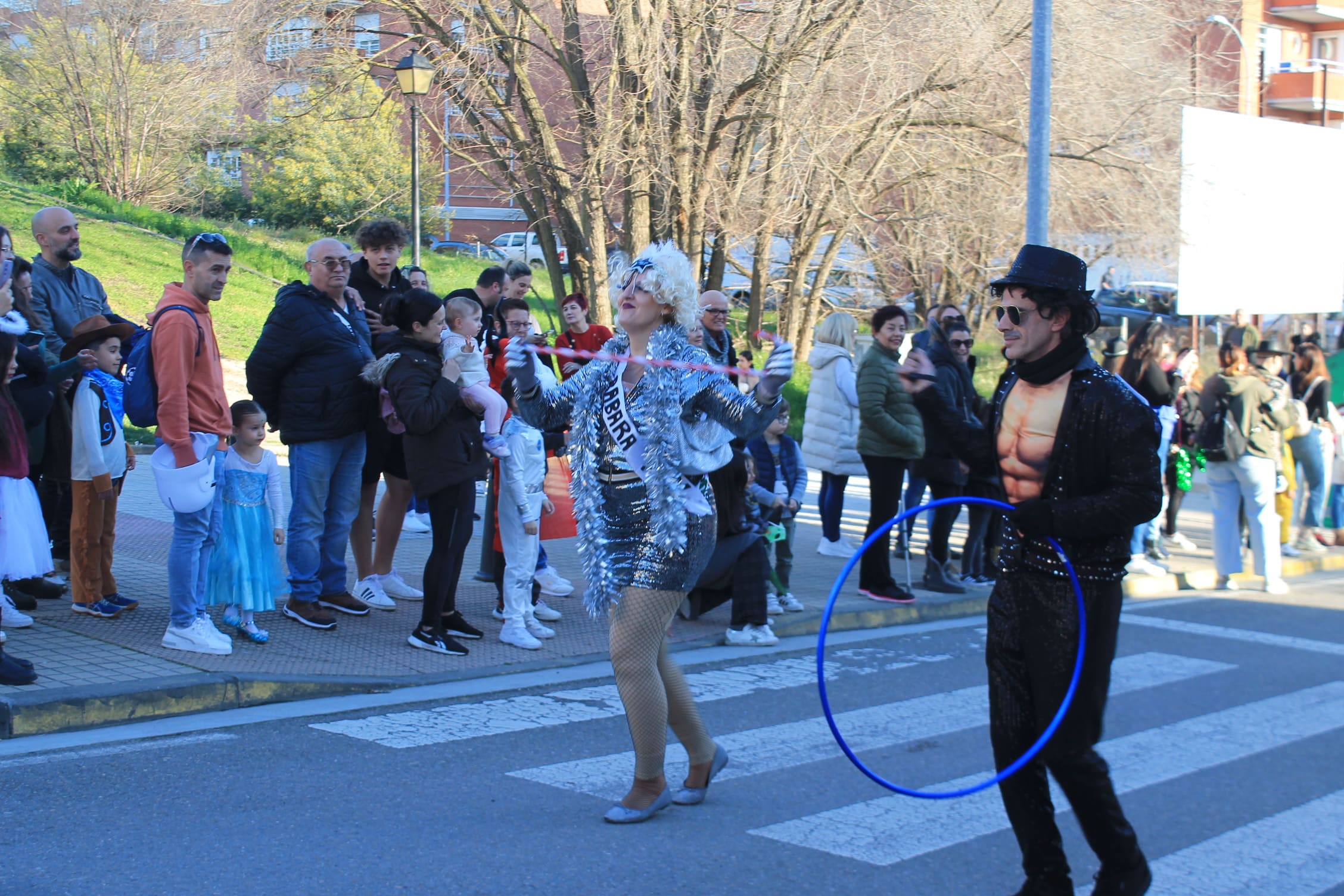 Pitufos, brujas, Mickey Mouse y Lola Flores, en el carnaval de Ponferrada