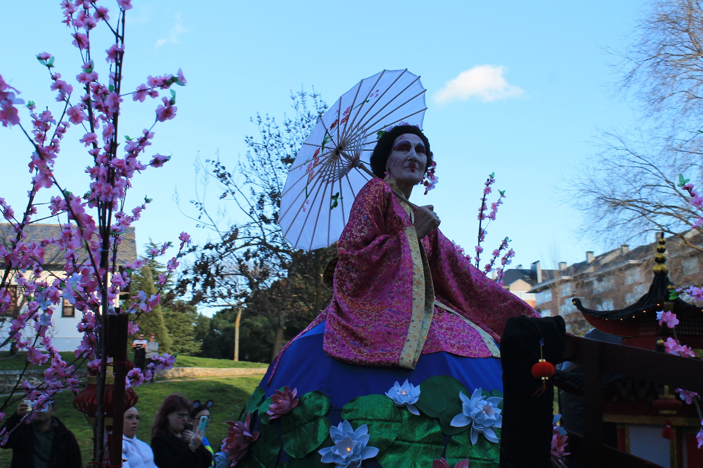 Pitufos, brujas, Mickey Mouse y Lola Flores, en el carnaval de Ponferrada