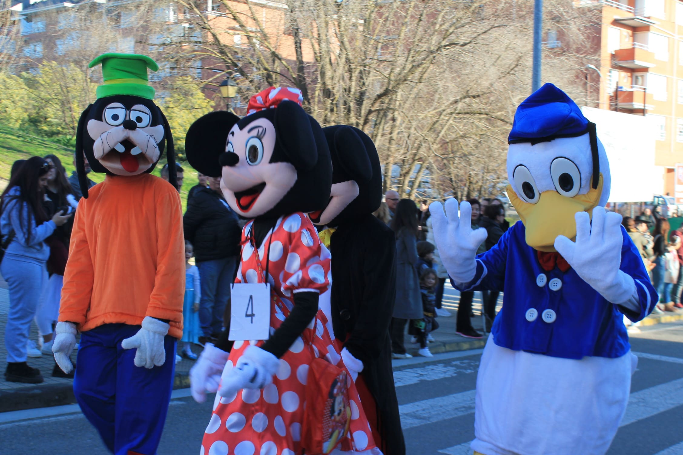 Pitufos, brujas, Mickey Mouse y Lola Flores, en el carnaval de Ponferrada