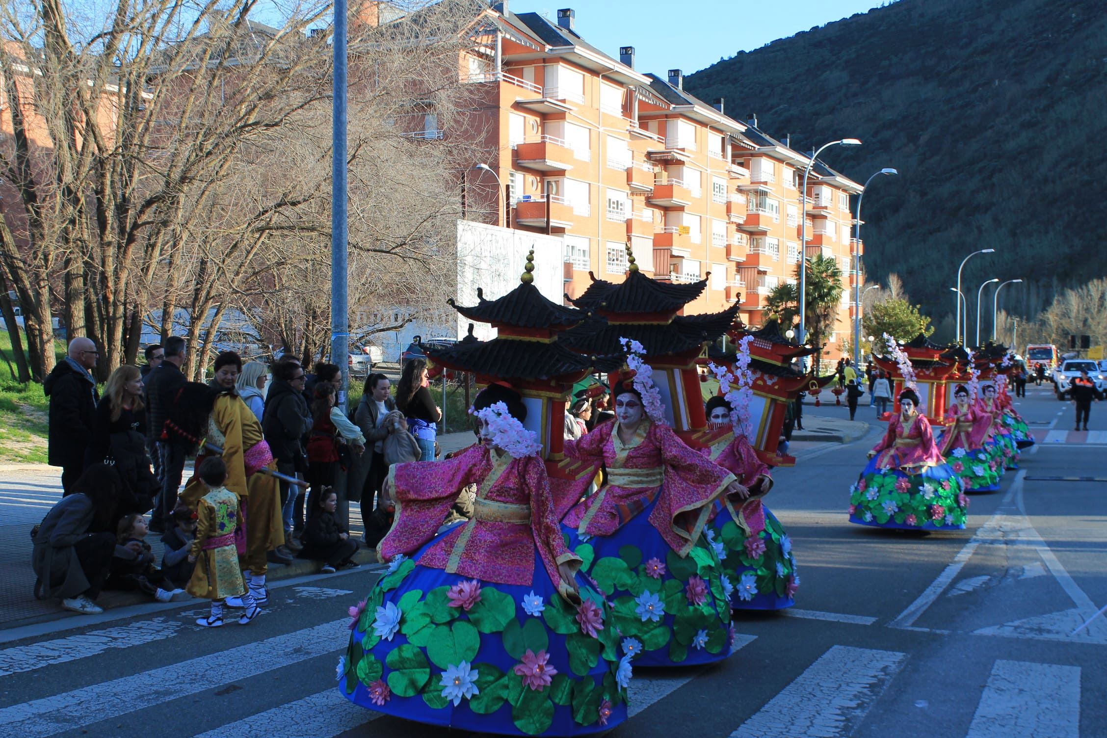 Pitufos, brujas, Mickey Mouse y Lola Flores, en el carnaval de Ponferrada