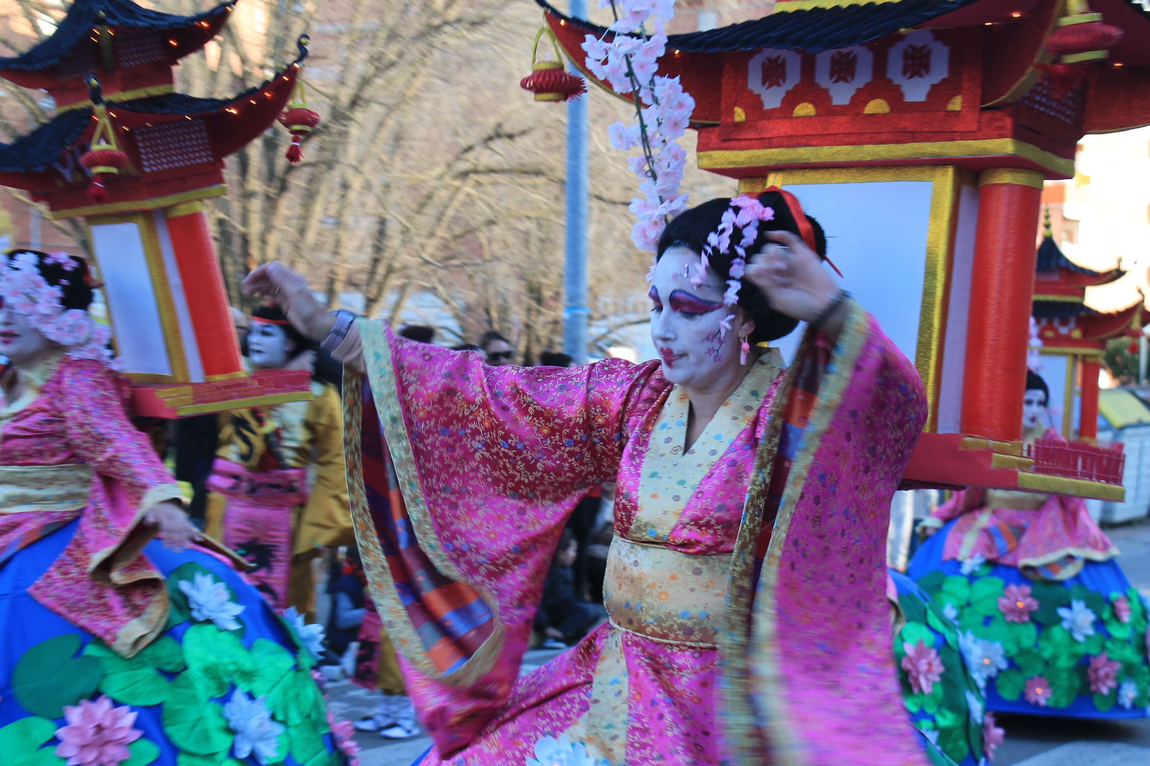 Pitufos, brujas, Mickey Mouse y Lola Flores, en el carnaval de Ponferrada