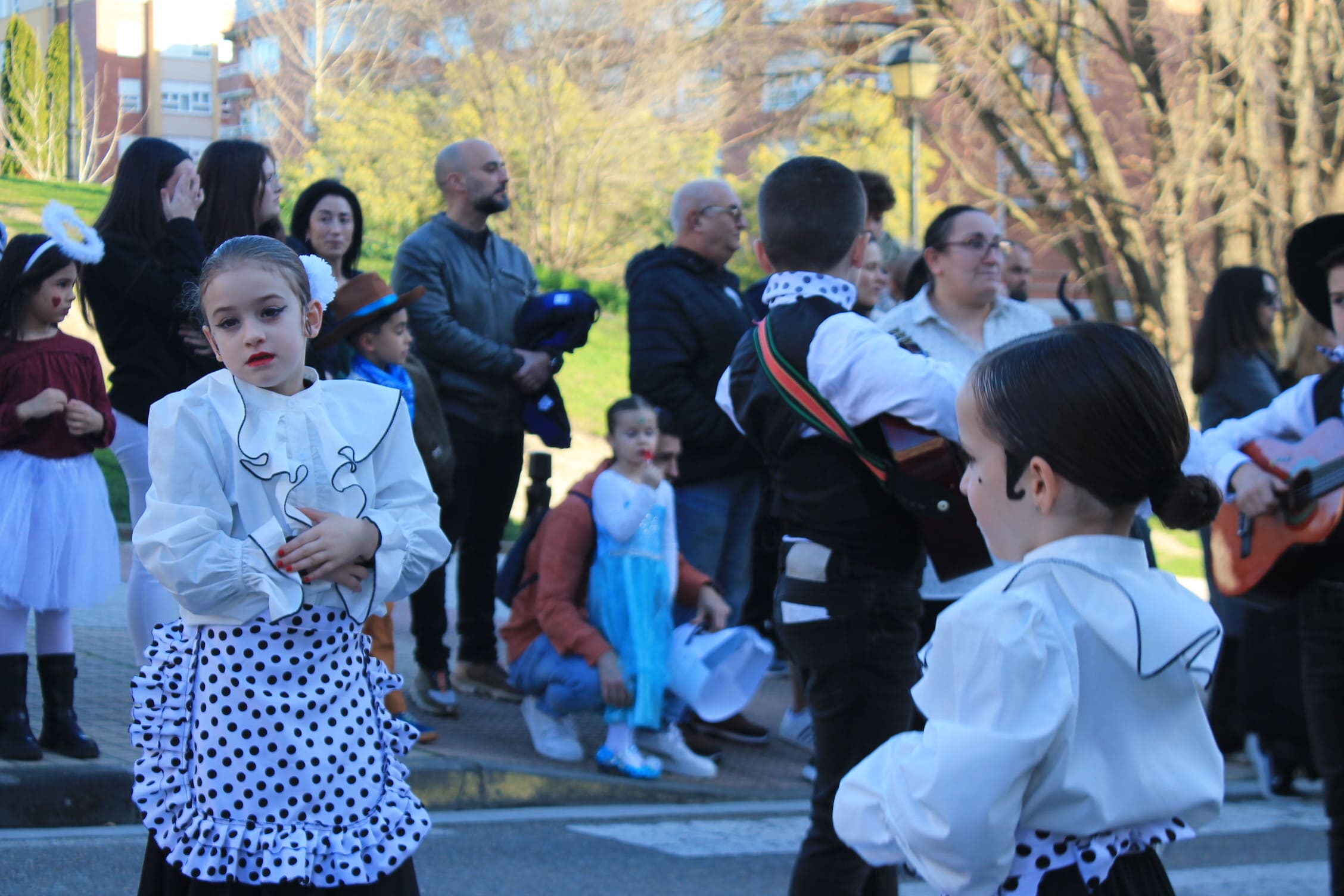 Pitufos, brujas, Mickey Mouse y Lola Flores, en el carnaval de Ponferrada