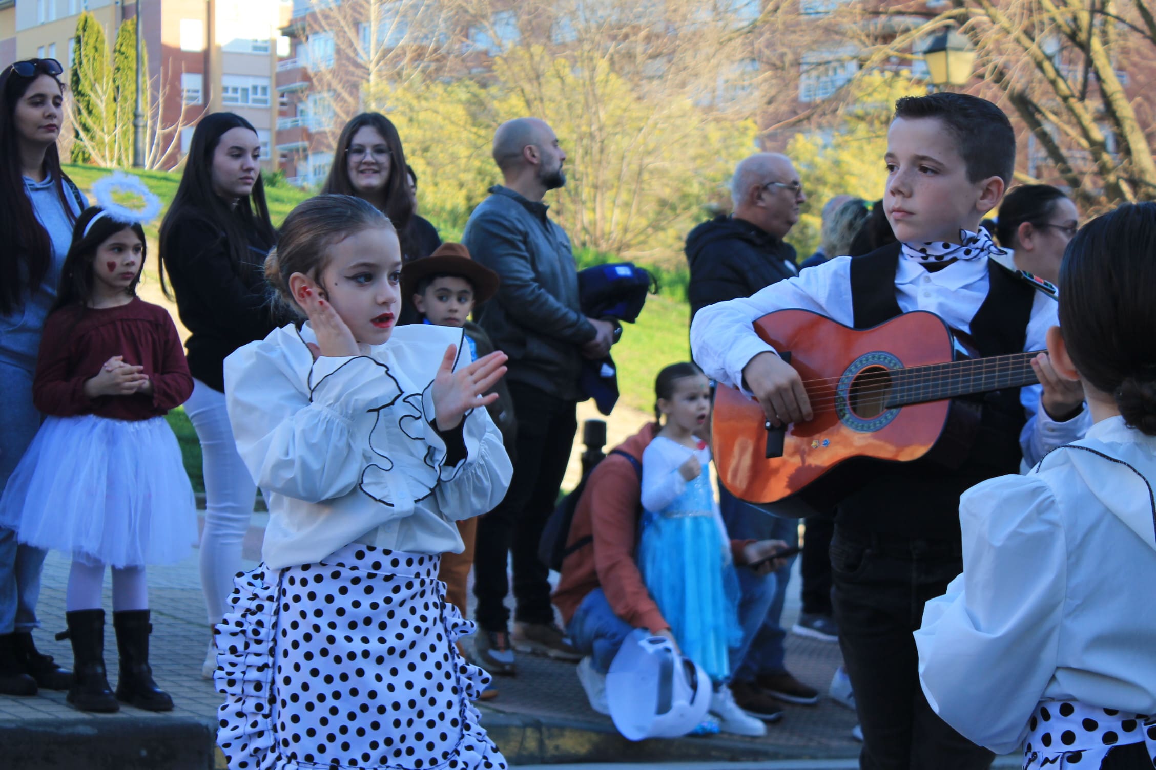 Pitufos, brujas, Mickey Mouse y Lola Flores, en el carnaval de Ponferrada