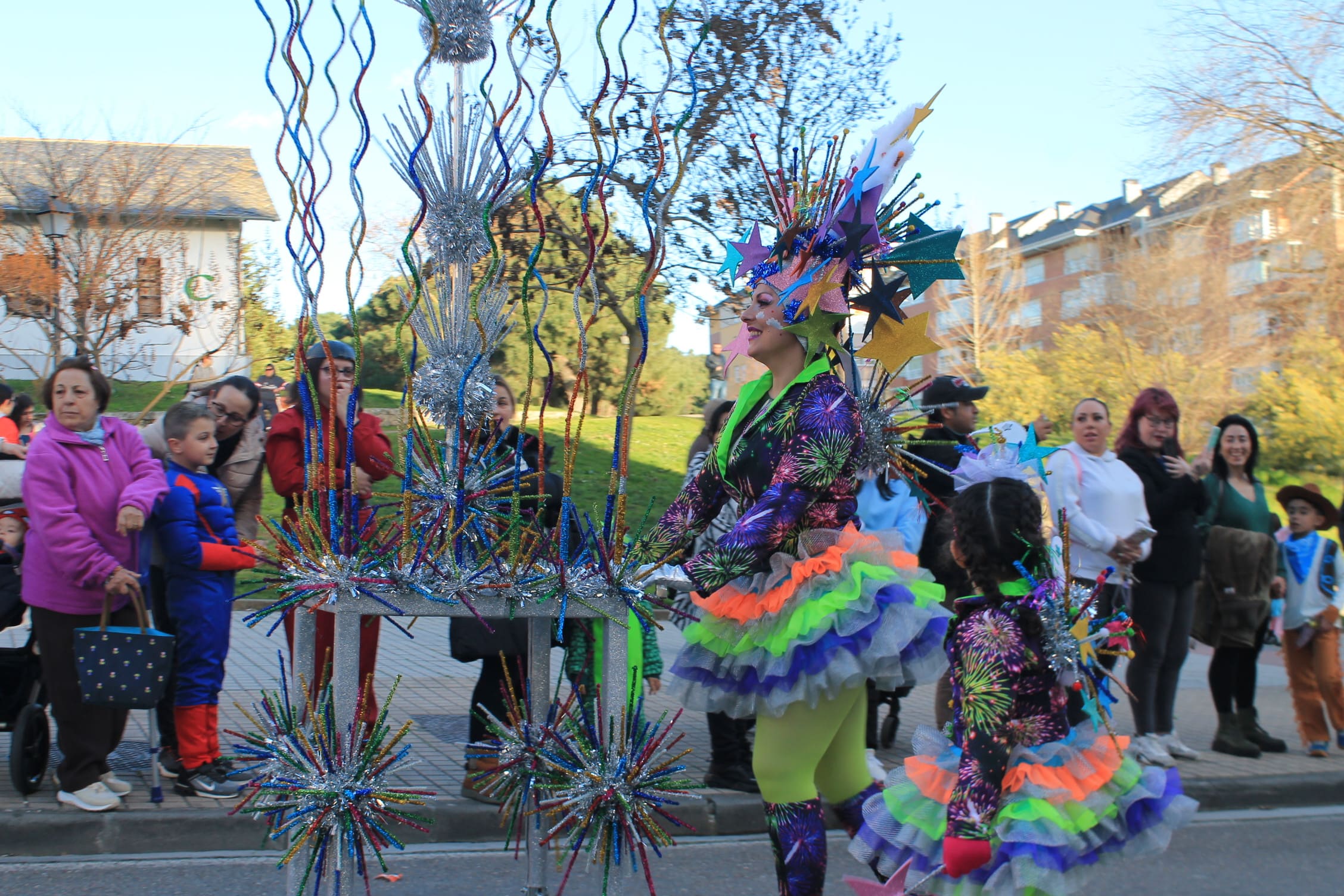 Pitufos, brujas, Mickey Mouse y Lola Flores, en el carnaval de Ponferrada