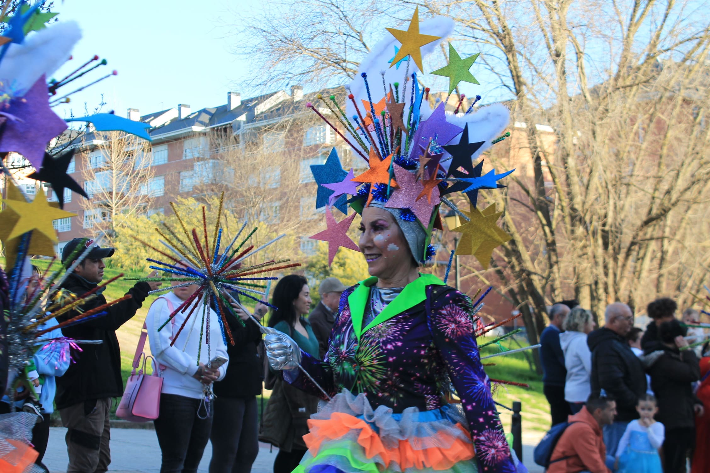 Pitufos, brujas, Mickey Mouse y Lola Flores, en el carnaval de Ponferrada