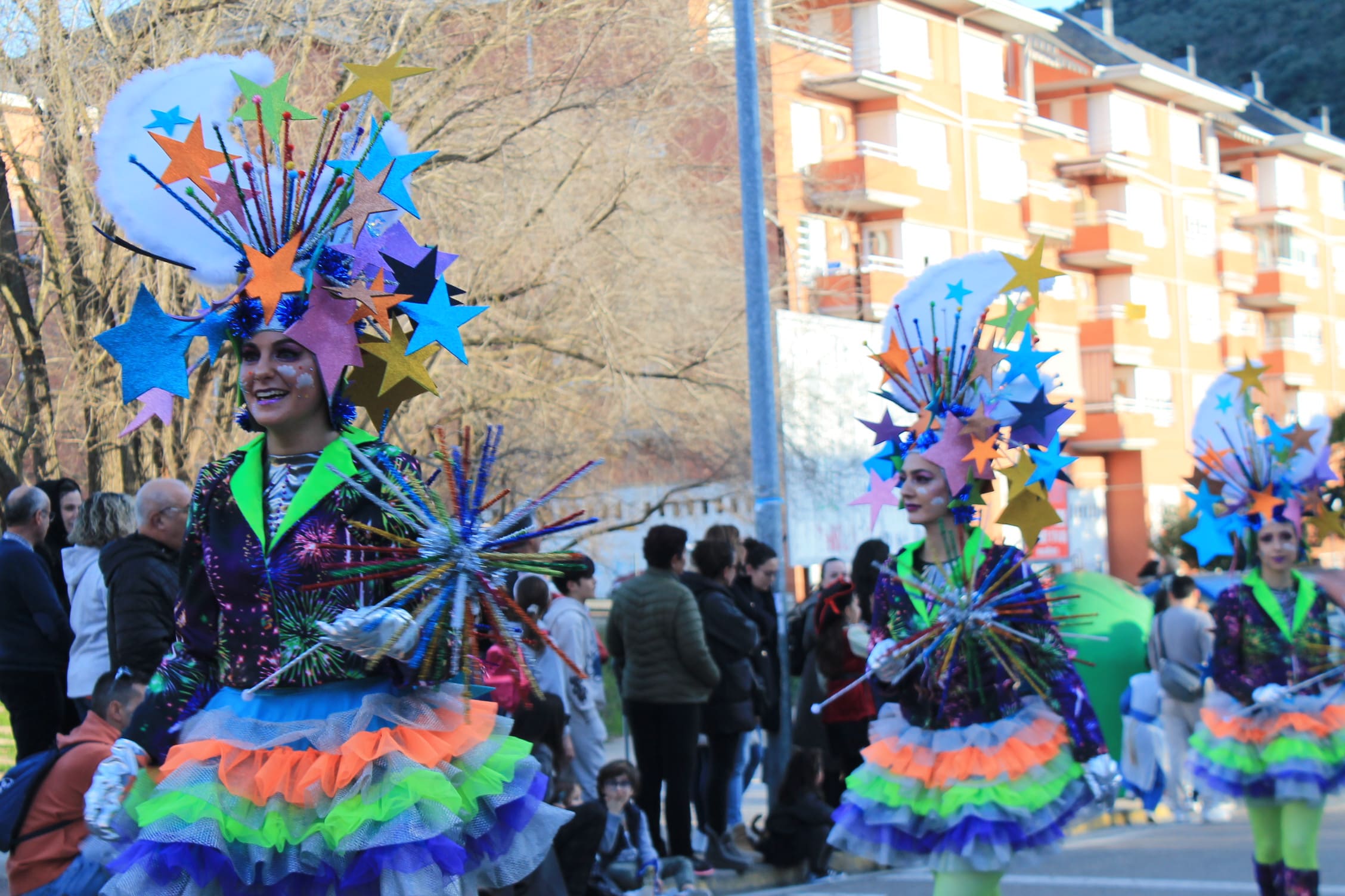 Pitufos, brujas, Mickey Mouse y Lola Flores, en el carnaval de Ponferrada