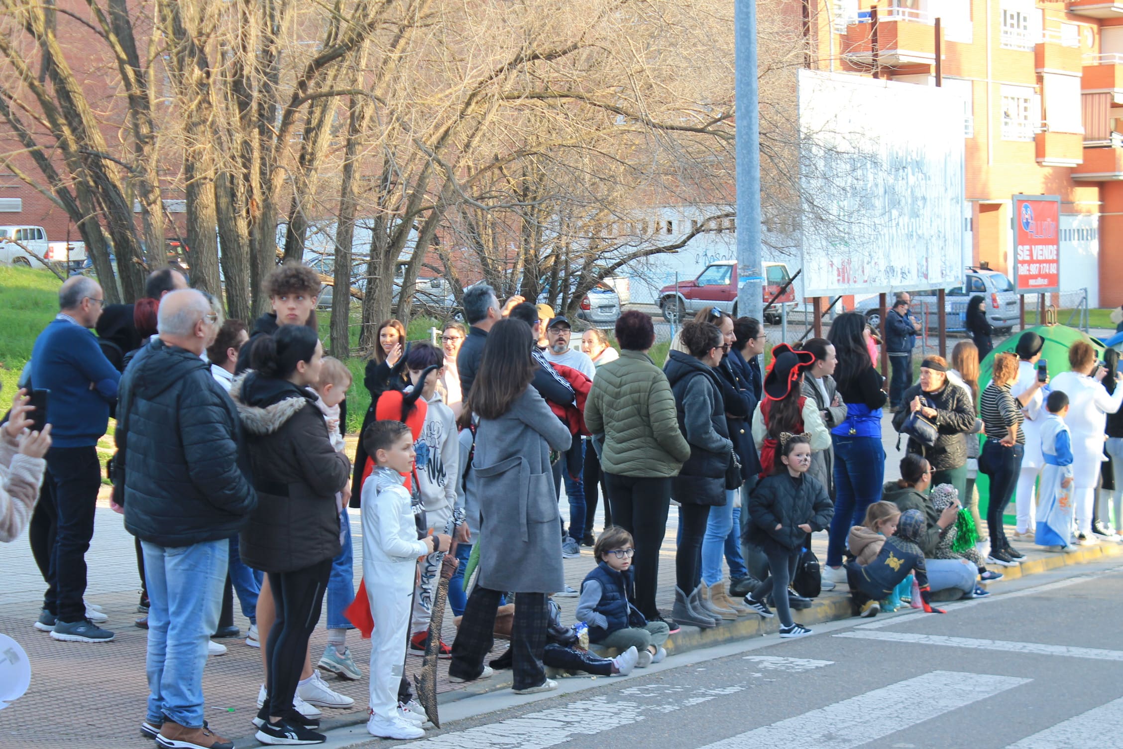 Pitufos, brujas, Mickey Mouse y Lola Flores, en el carnaval de Ponferrada