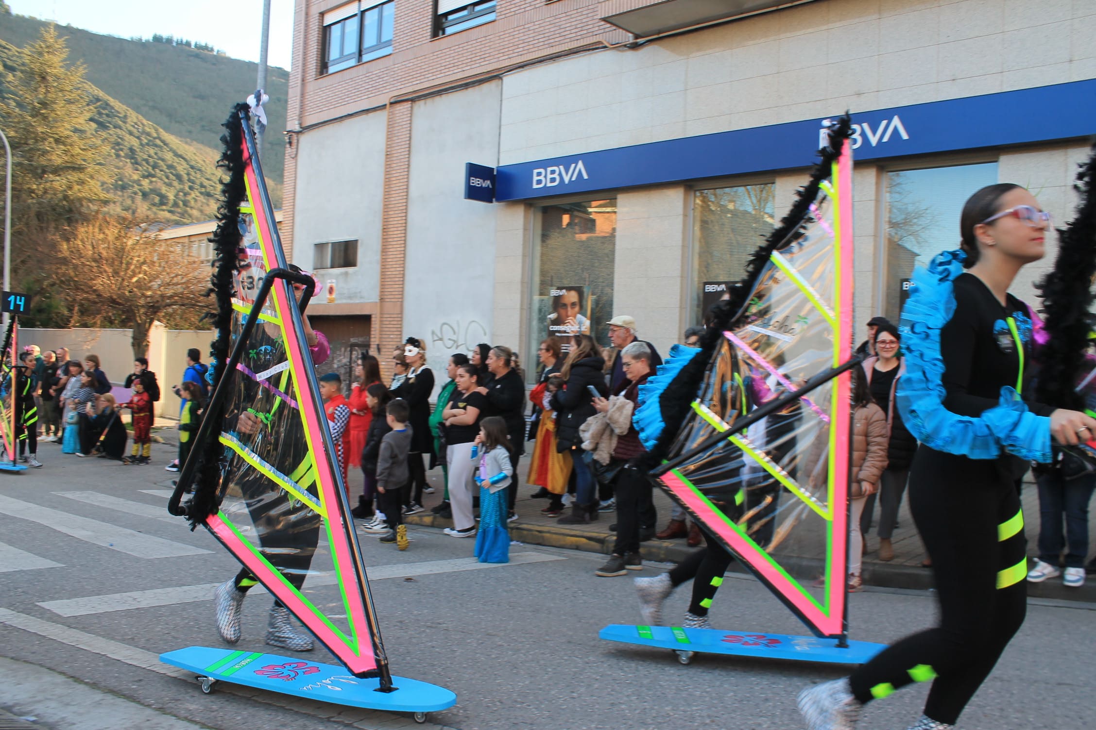 Pitufos, brujas, Mickey Mouse y Lola Flores, en el carnaval de Ponferrada