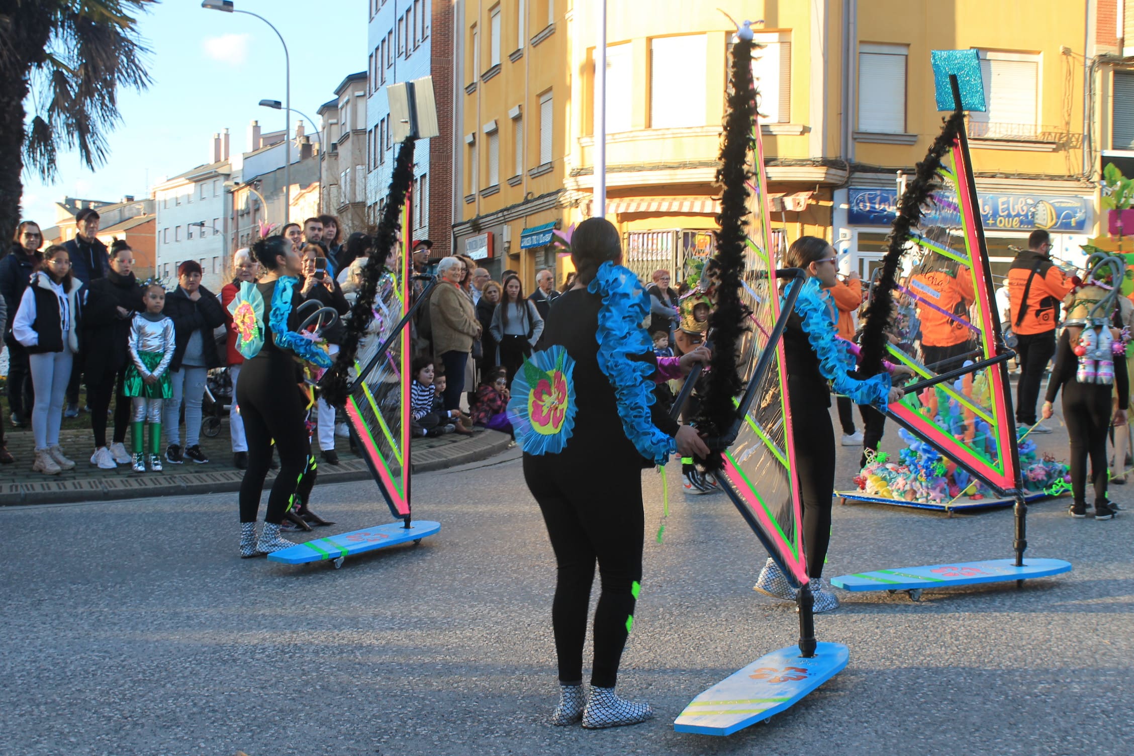 Pitufos, brujas, Mickey Mouse y Lola Flores, en el carnaval de Ponferrada