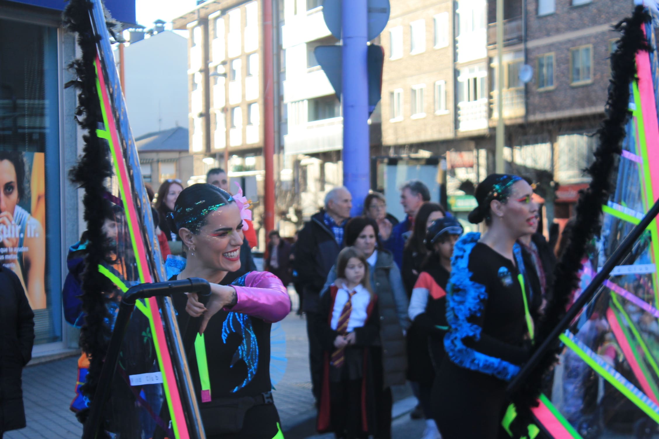 Pitufos, brujas, Mickey Mouse y Lola Flores, en el carnaval de Ponferrada