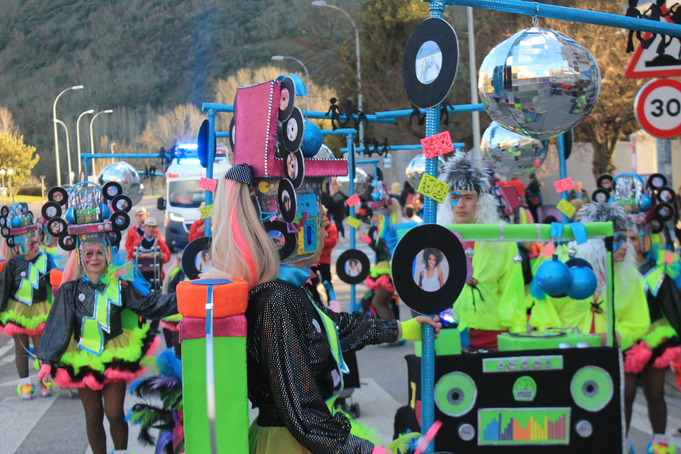 Pitufos, brujas, Mickey Mouse y Lola Flores, en el carnaval de Ponferrada