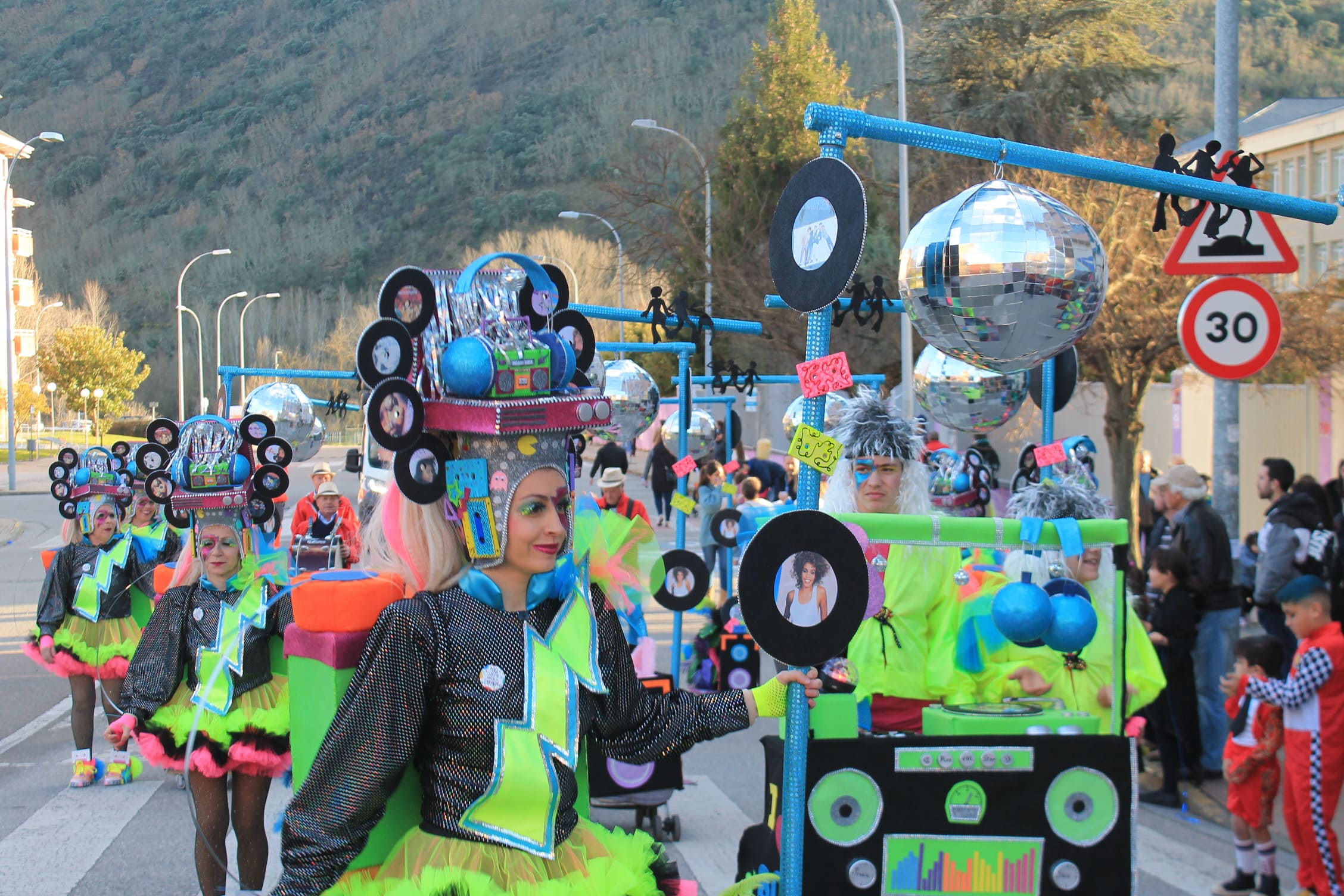 Pitufos, brujas, Mickey Mouse y Lola Flores, en el carnaval de Ponferrada