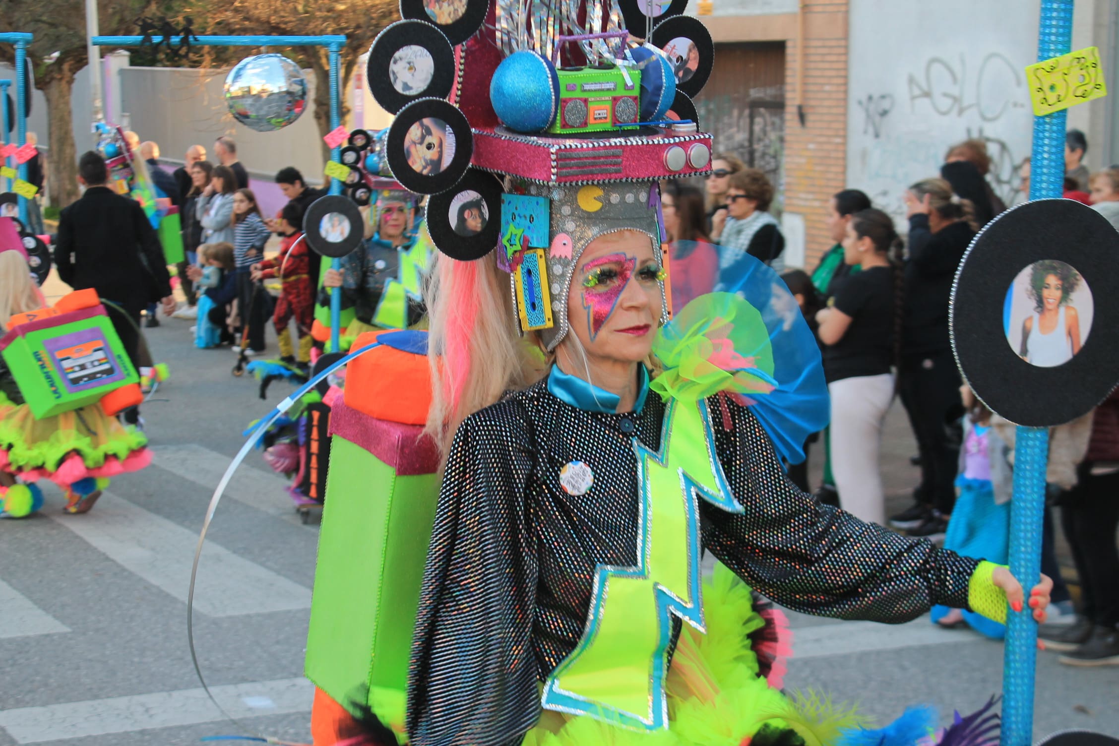 Pitufos, brujas, Mickey Mouse y Lola Flores, en el carnaval de Ponferrada