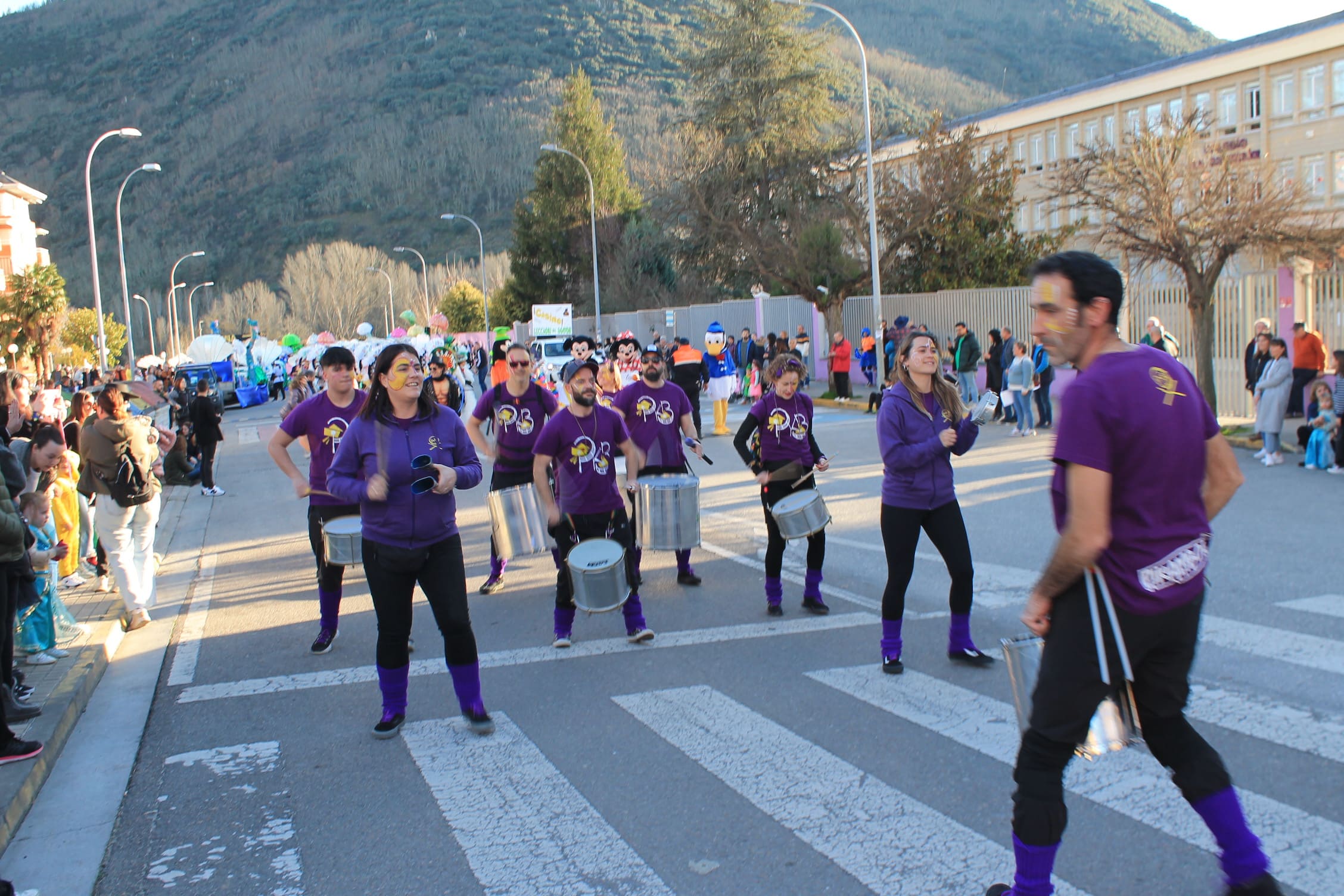 Pitufos, brujas, Mickey Mouse y Lola Flores, en el carnaval de Ponferrada