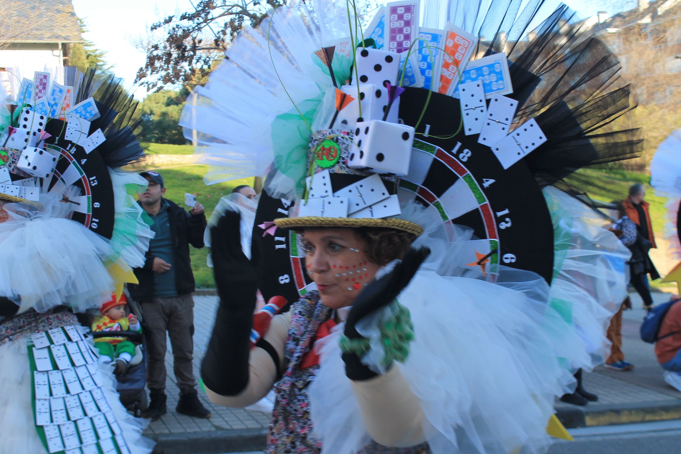 Pitufos, brujas, Mickey Mouse y Lola Flores, en el carnaval de Ponferrada