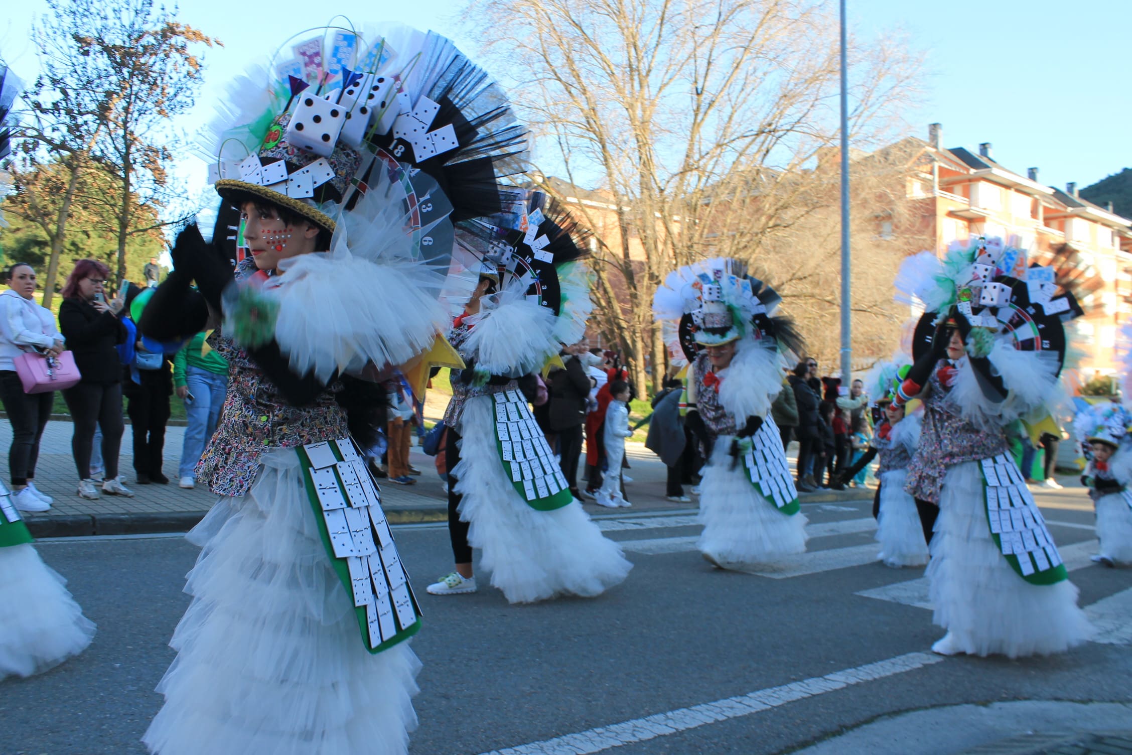 Pitufos, brujas, Mickey Mouse y Lola Flores, en el carnaval de Ponferrada