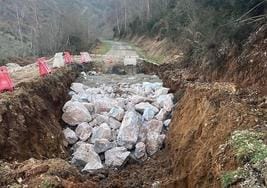 Imagen de la obras de reparación de los socavones de la carretera de acceso a la localidad berciana de La Cernada.