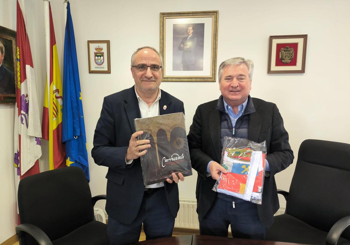 El presidente del Consejo Comarcal del Bierzo (I) y el alcalde de Carracedelo durante la visita.