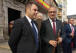Iván Alonso (I) junto al portavoz municipal del PSOE, Olegario Ramón, en su etapa como alcalde de Ponferrada, en una imagen de archivo.