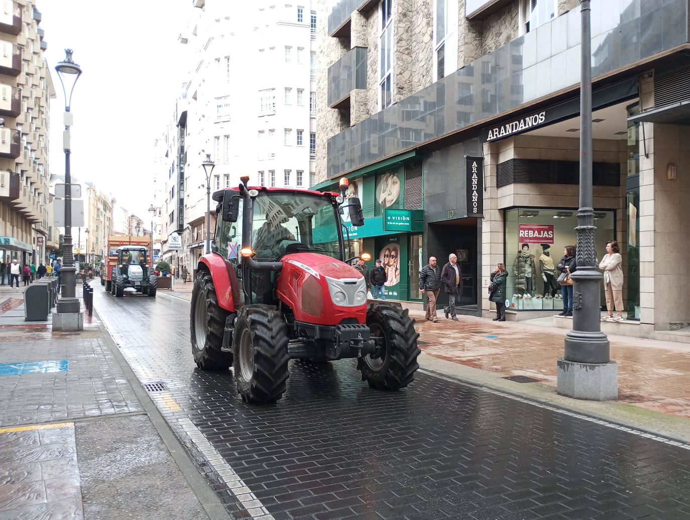 Más de 150 tractores recorrieron las calles de Ponferrada en una protesta histórica del campo berciano.