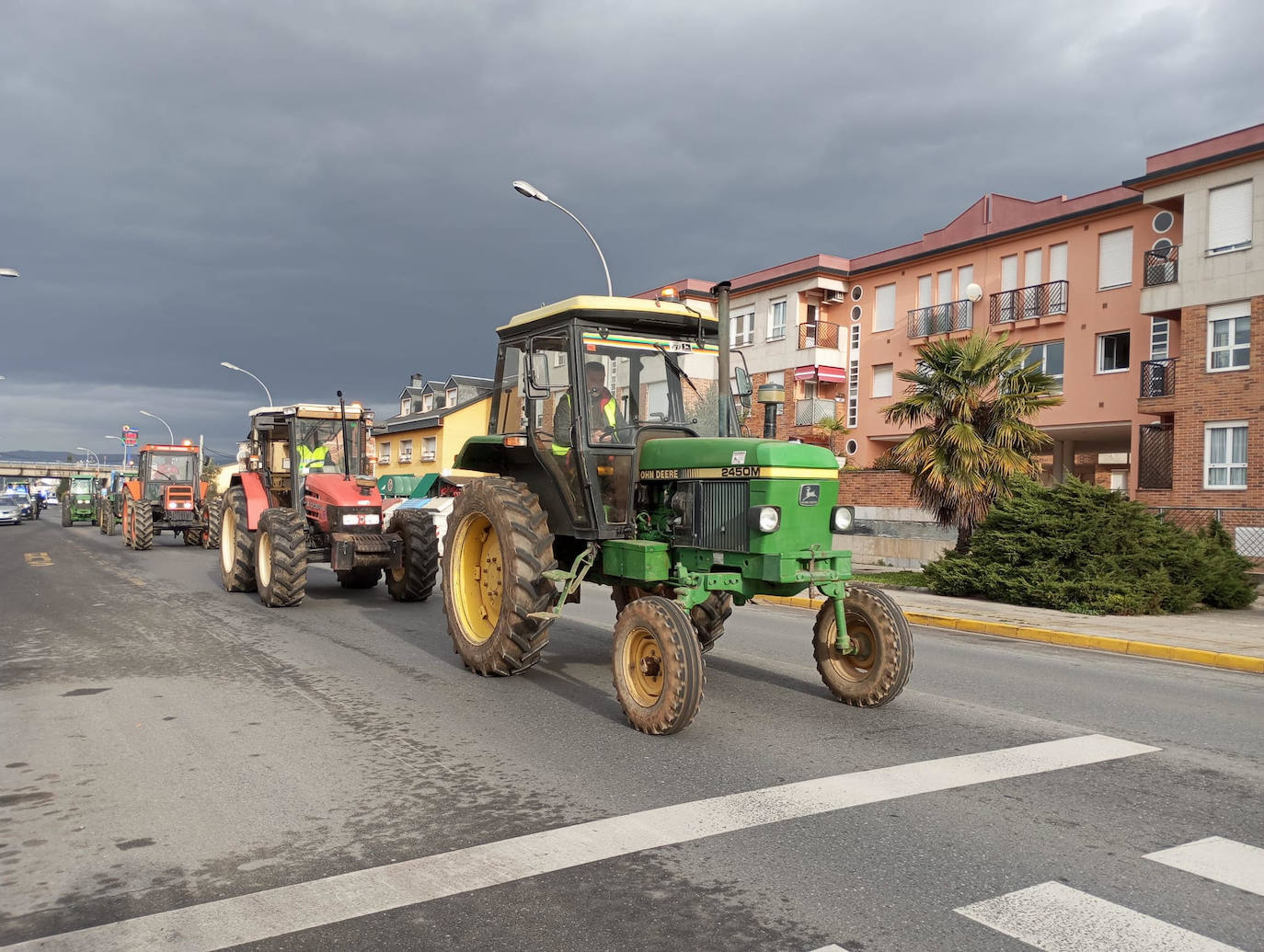 Más de 150 tractores recorrieron las calles de Ponferrada en una protesta histórica del campo berciano.