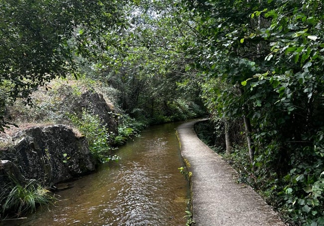 El paseo de la ruta al lado del canal