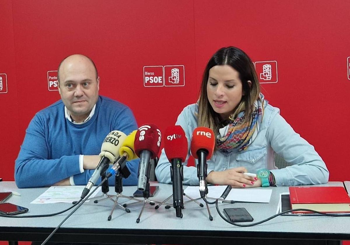 Los procuradores autonómicos del PSOE por León Nuria Rubio y Javier Campos durante su comparecencia en Ponferrada.