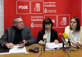 Mabel Fernández, en el centro de la imagen, es la encargada de presentar las propuestas socialistas en la negociación de los presupuestos.