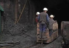 Imagen de archivo de trabajadores entrando a la mina.