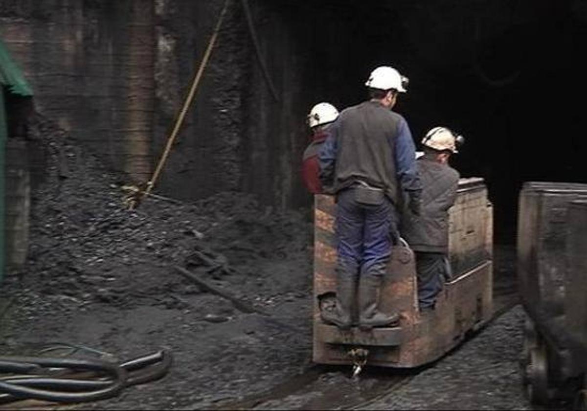 Imagen de archivo de trabajadores entrando a la mina.