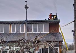 Incendio en una vivienda en el cruce de Toral de Merayo.