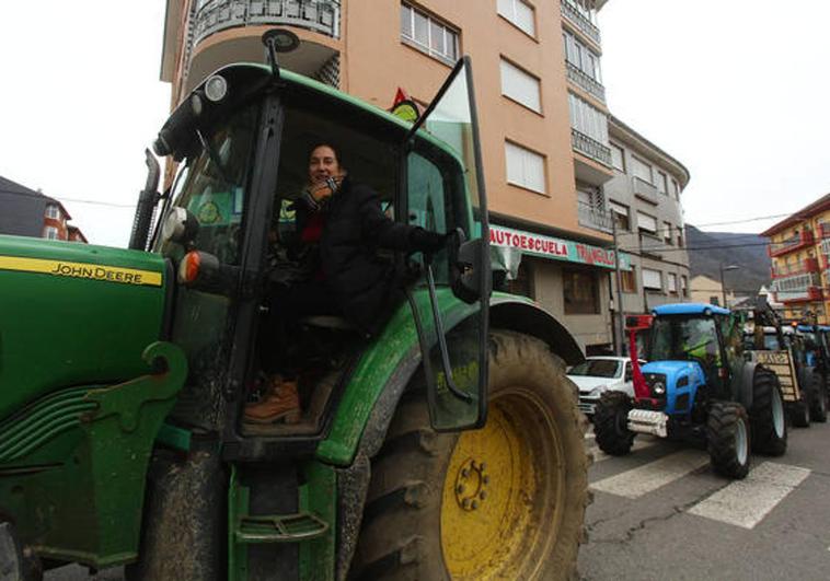 Los tractores 'toman' las calles de Villablino ante una lluvia de aplausos