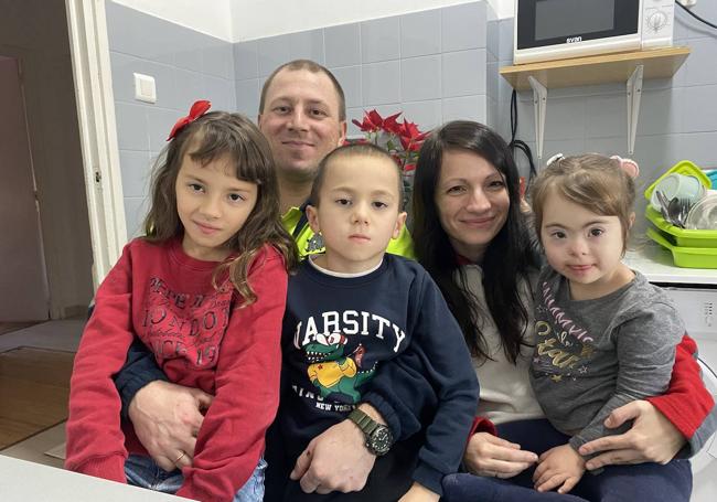 Anatolii junto a su esposa Nadiya y sus hijos Inna, Anatolii y Polianna.