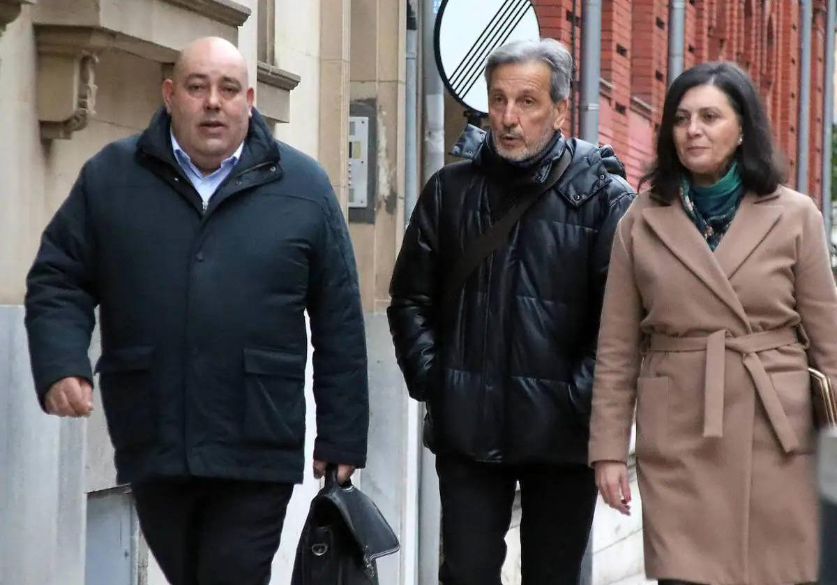 El exconcejal de Ponferrada, Pedro Muñoz (C), llega a la Audiencia Provincial de León acompañado de sus abogados.
