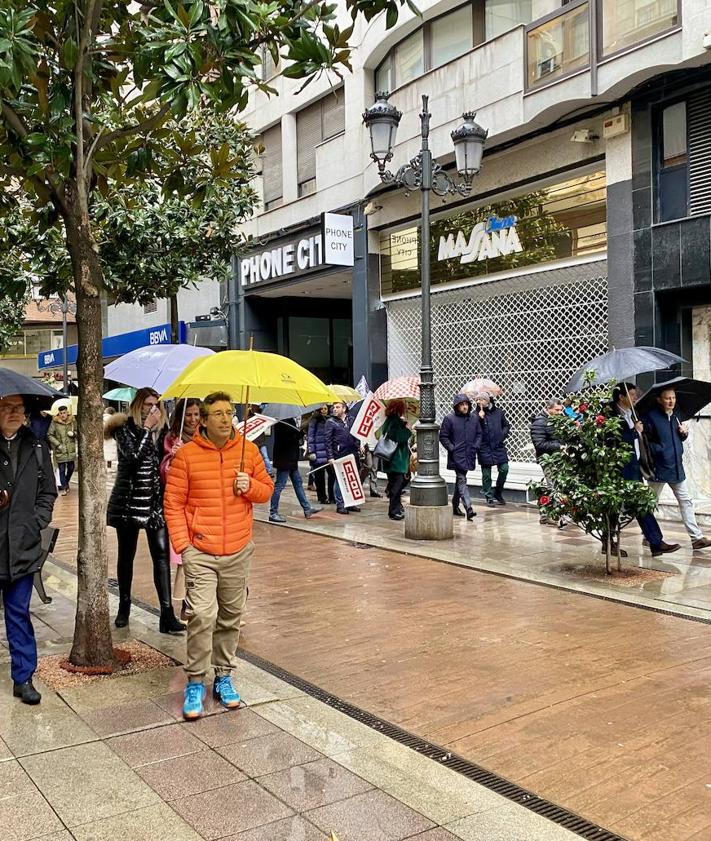 Imagen secundaria 2 - Los trabajadores recorrieron las sucursales financieras del centro de la ciudad.