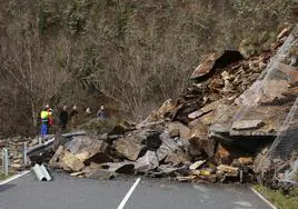 Imagen del derrumbe en la carretera que une Peranzanes con Fabero.
