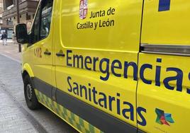 Imagen de archivo de una ambulancia de Emergencias Sanitarias de la Junta en León.