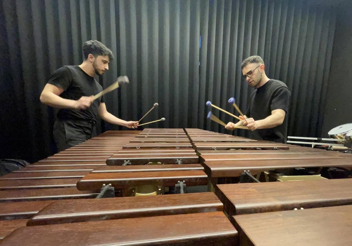 Guillem Serrano e Ismael Azidane son el dúo de percusión Stèles.