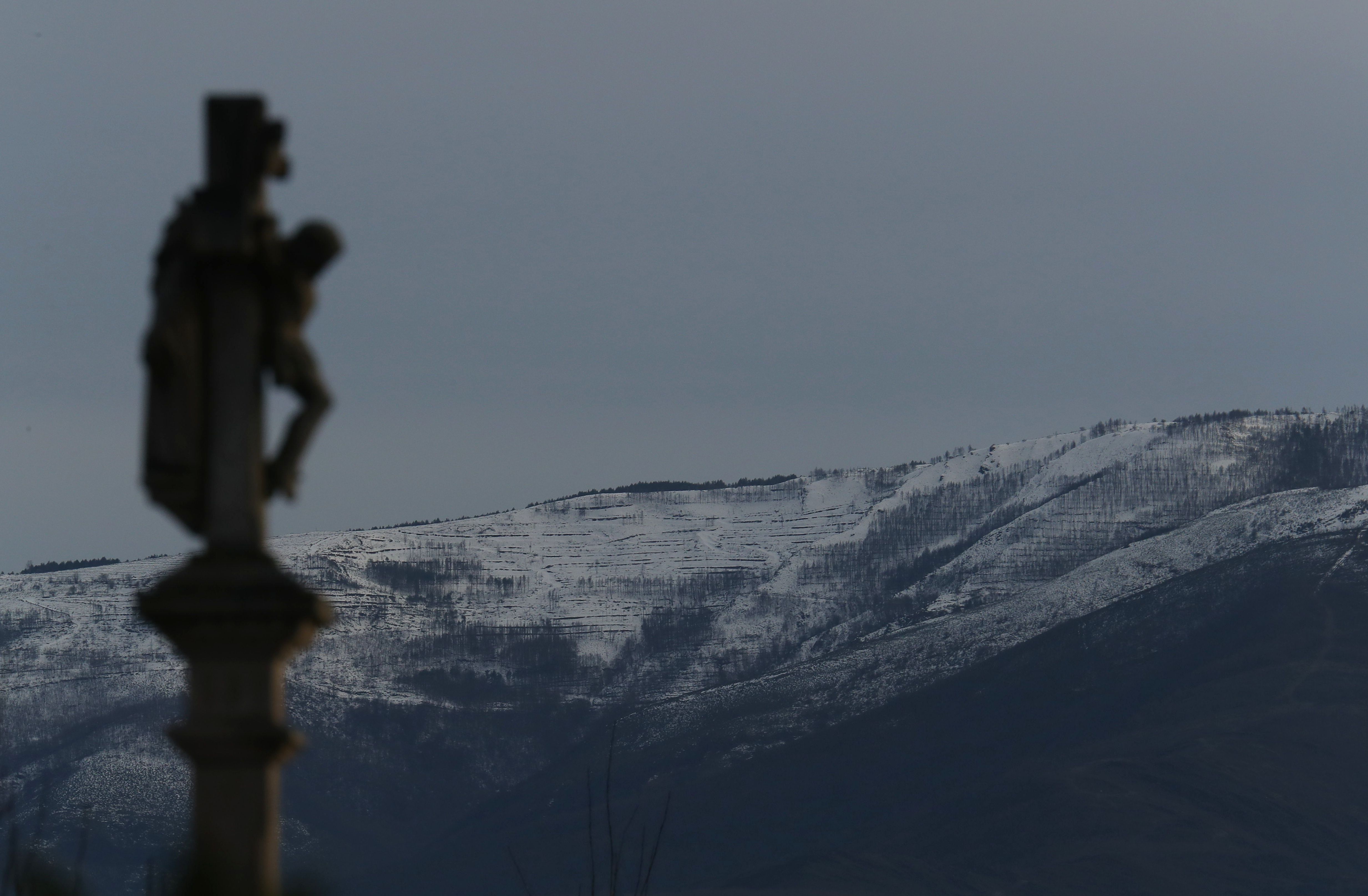 Imagen del Morredero y de los montes Aquilianos nevados.