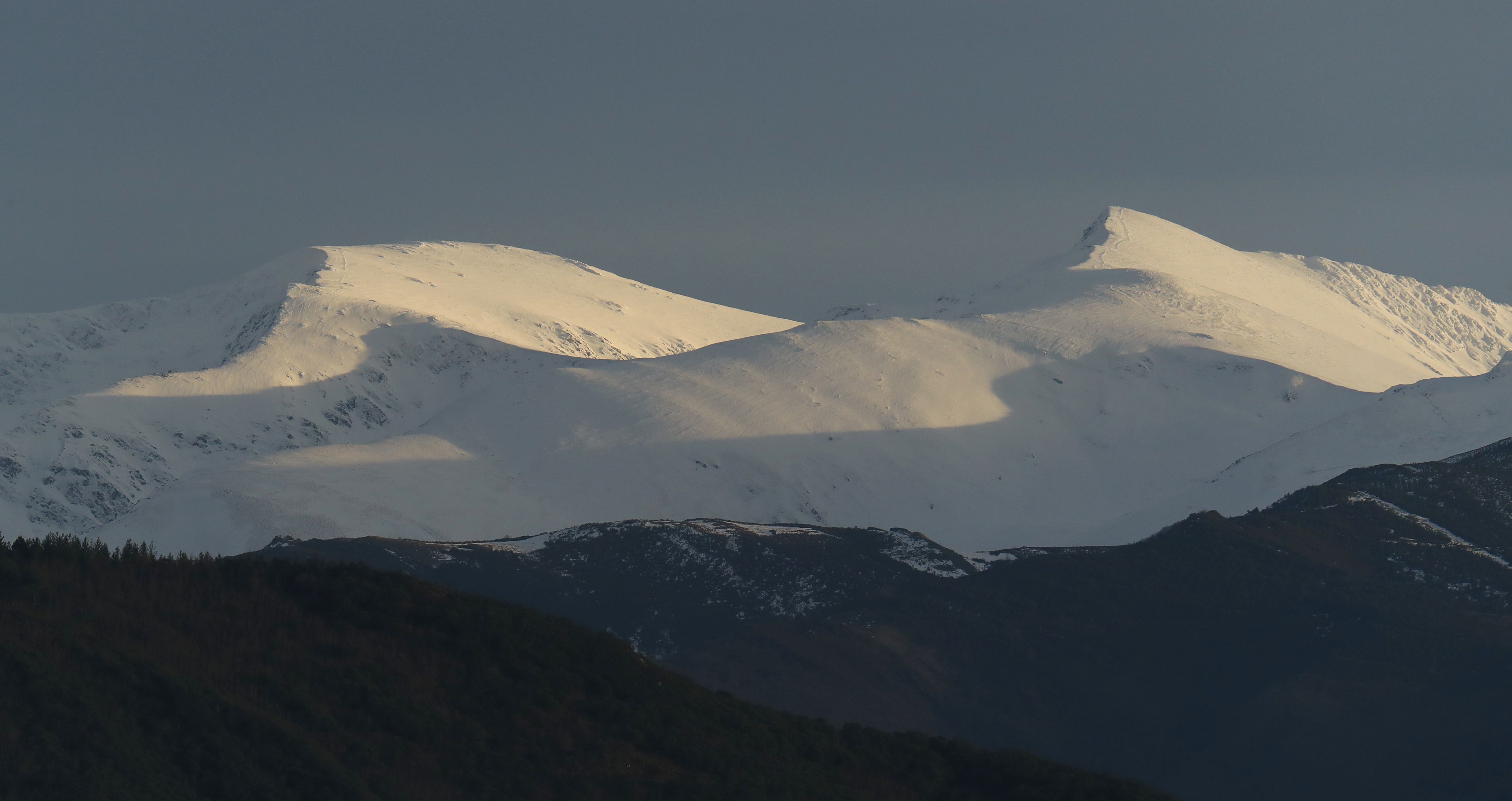 Imagen del Morredero y de los montes Aquilianos nevados.