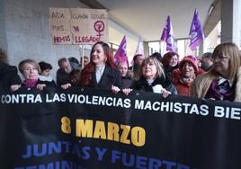 Concentración de la Plataforma contra las Violencias Machistas en la plaza del Ayuntamiento de Ponferrada.