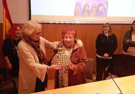 Marina Domínguez recibe el Premio Mujer 2024 de la Asociación de Mujeres Progresistas Bercianas.